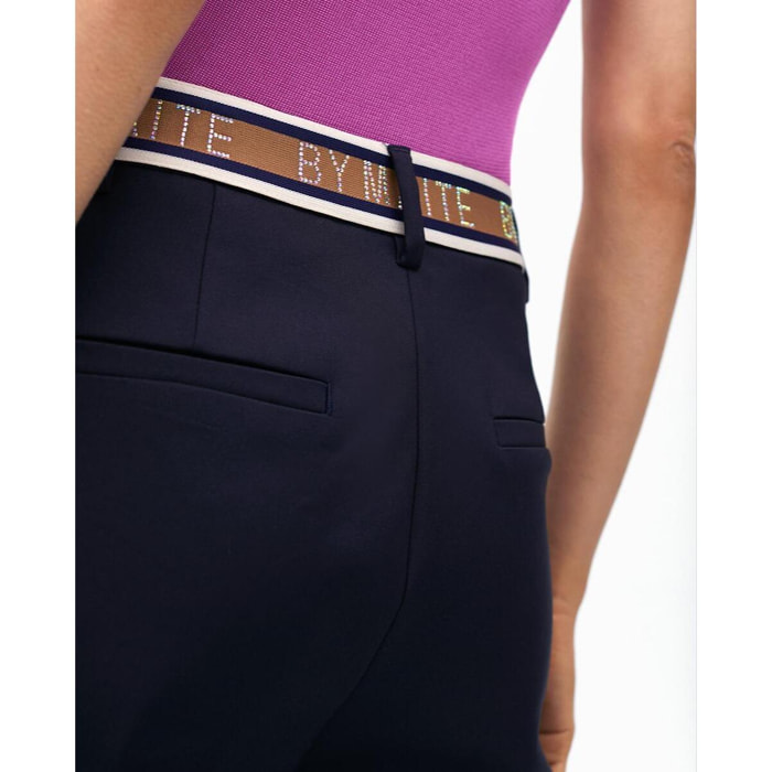 Pantaloni chino con elastico logato e strass