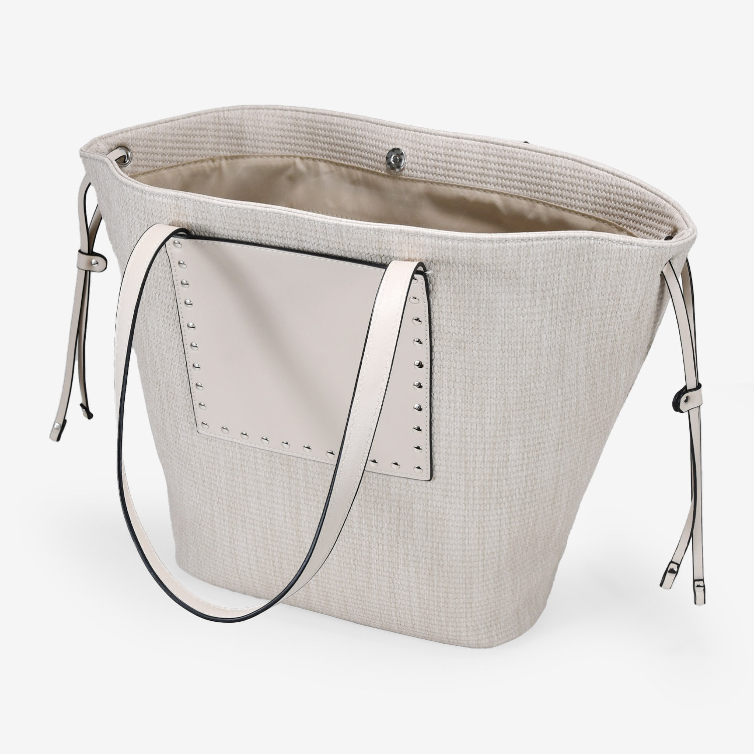 Bolso de hombro beige con tachas metálicas