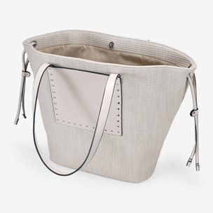 Bolso de hombro beige con tachas metálicas