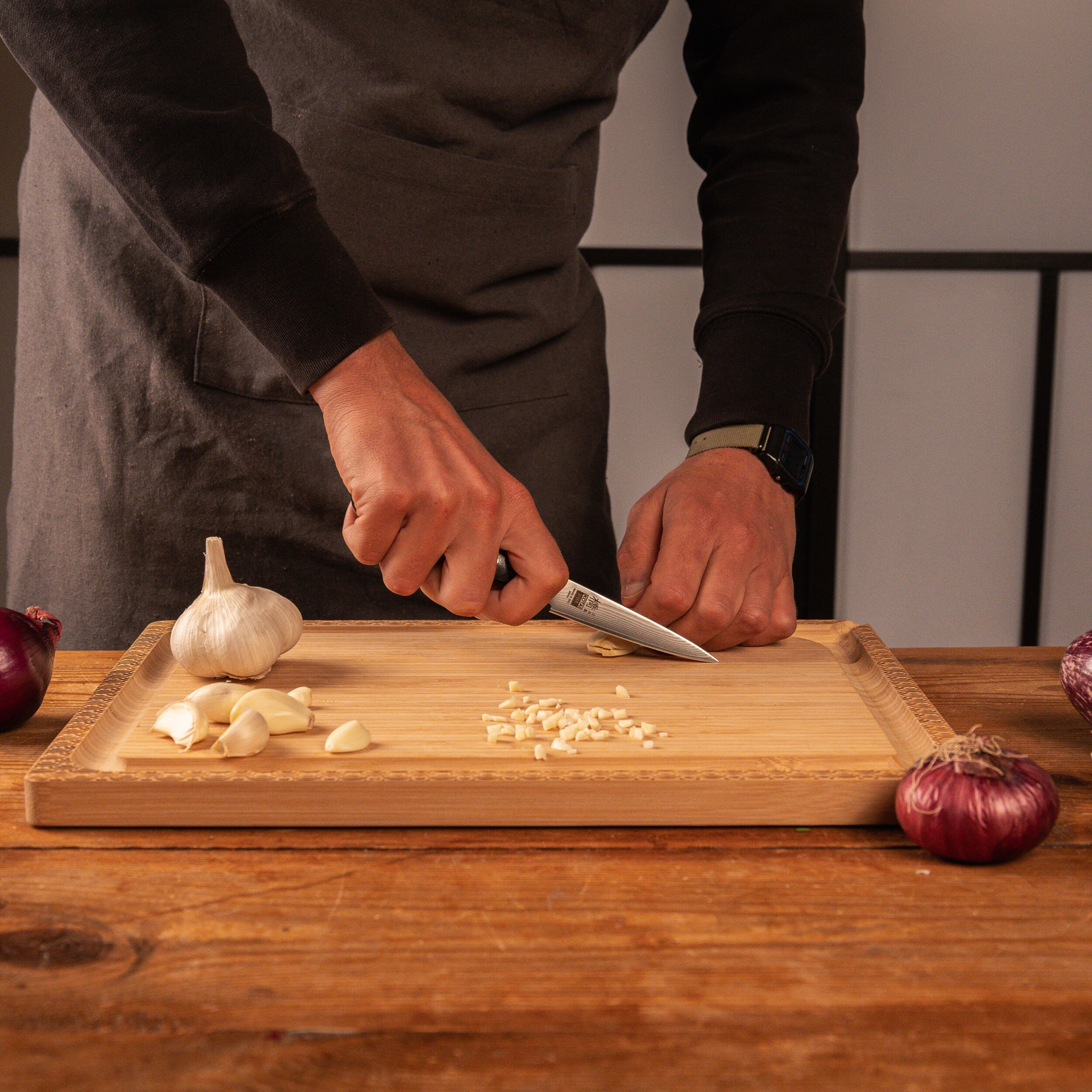 Set Hashi Damas Básico Deluxe: 2 cuchillos (office 9cm + santoku 18cm) + set de afilado grano 180/800 + afiladora