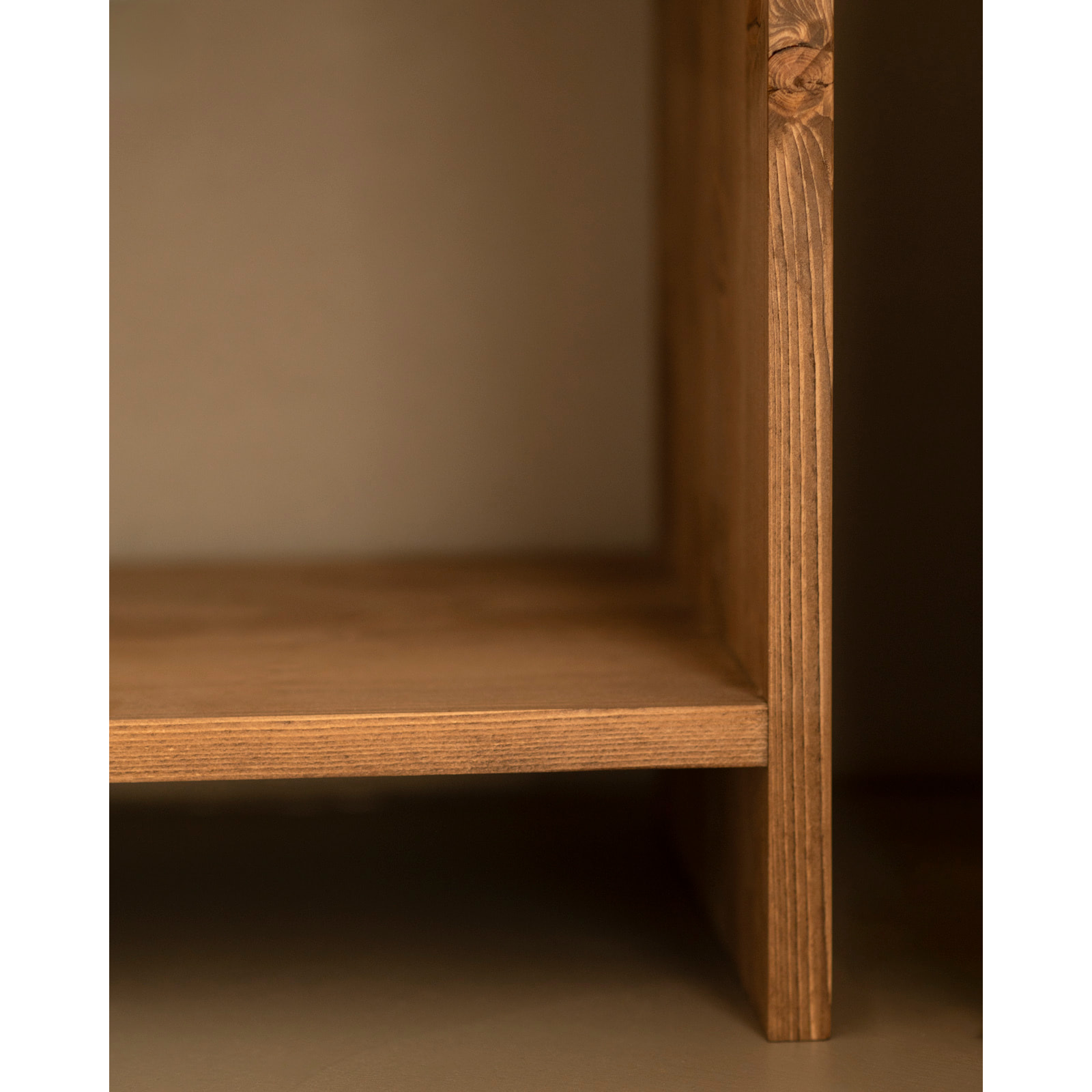 Pack de 2 tables de chevet en bois massif avec un tiroir en couleur chêne foncé en différentes tailles
