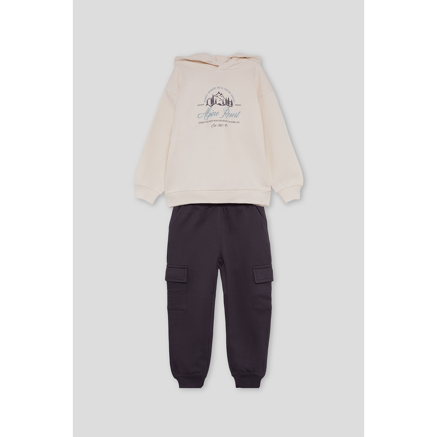 Conjunto niño sudadera con capucha crudo y marino de felpa y pantalón, bolsillos cargo y puños elásticos | Color: Crudo | Street Monkey