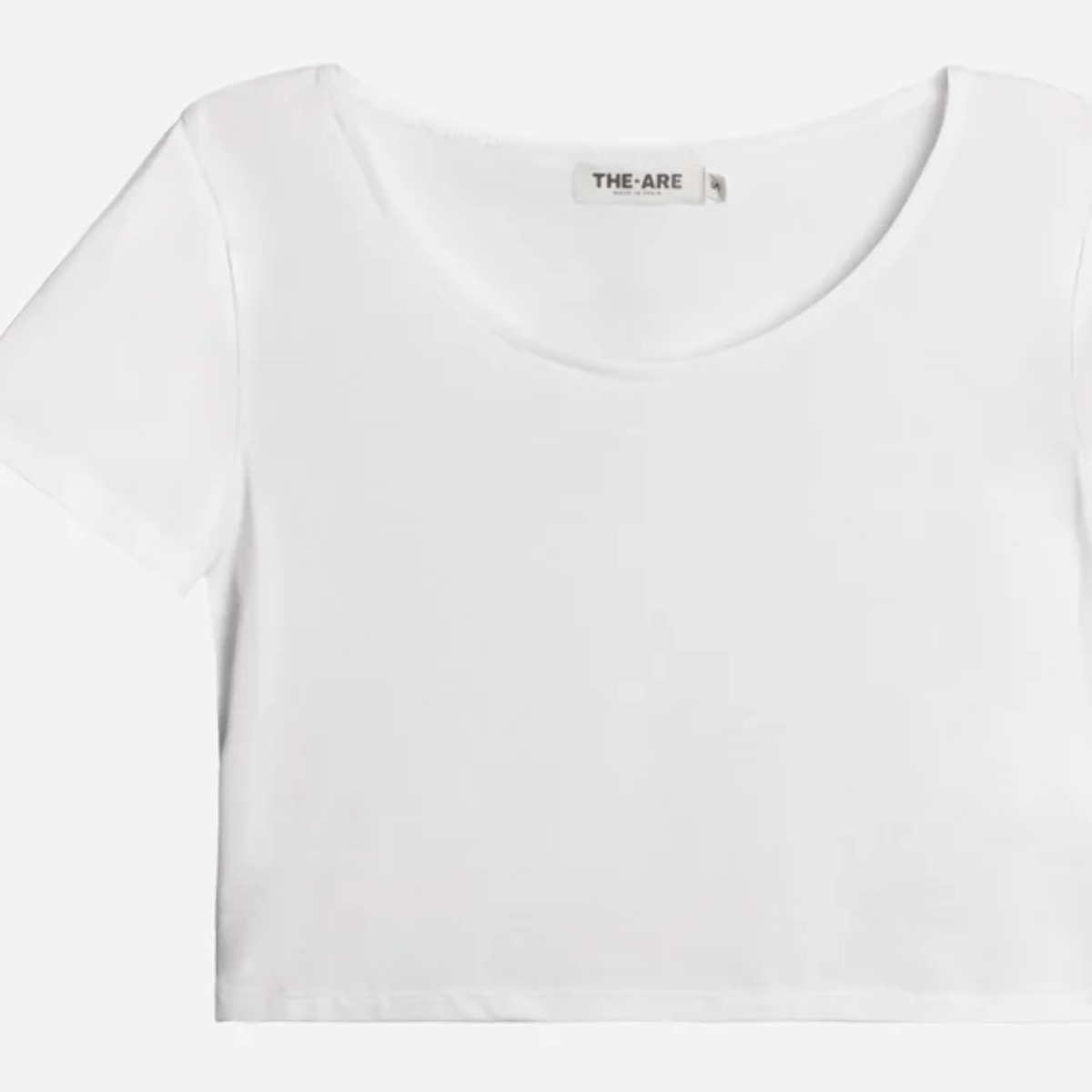 Camiseta de mujer cropped de manga corta.