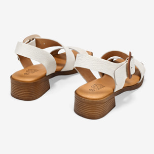 Sandalias de tacón beige en piel con hebilla de madera