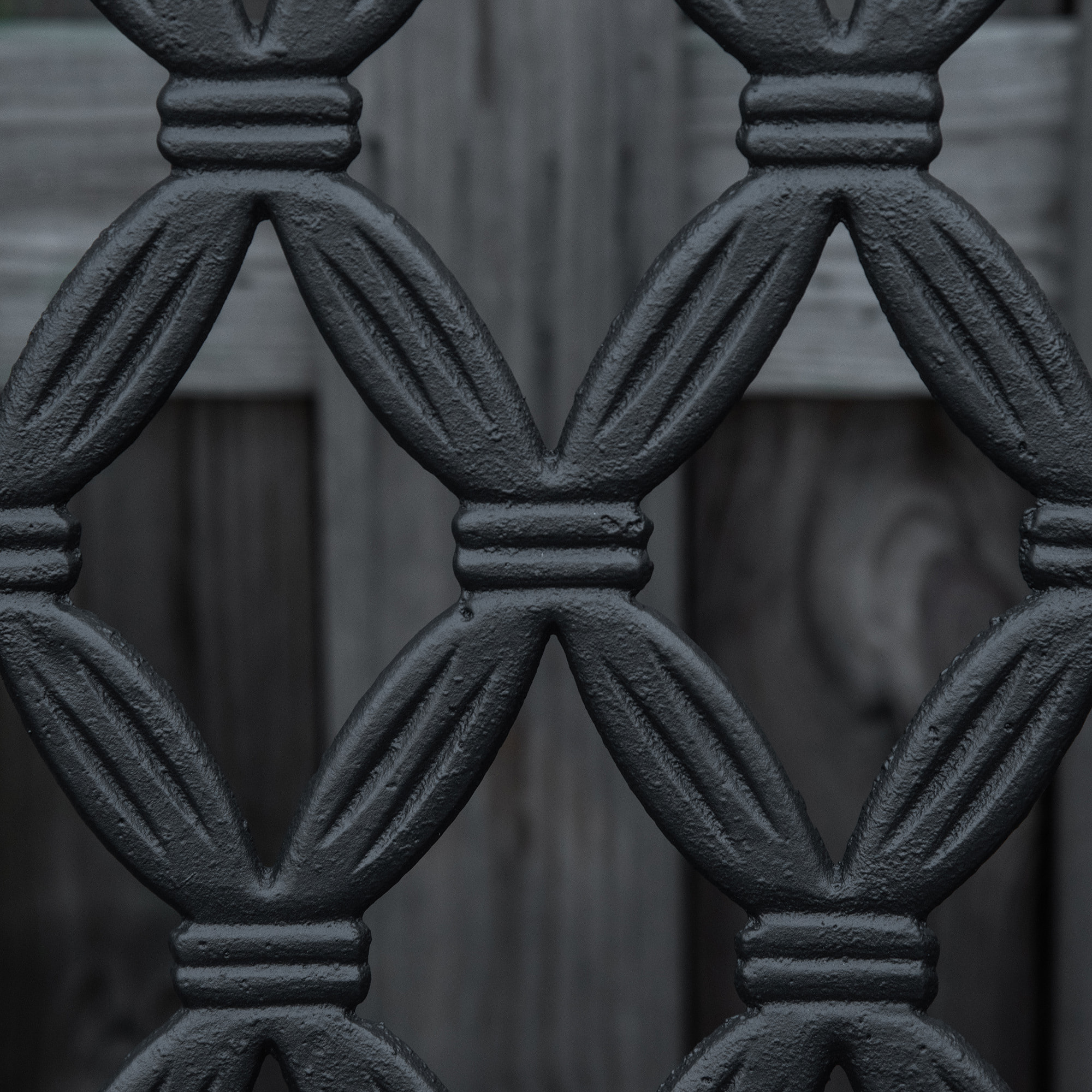 Banco de Jardín de 2 Plazas con Respaldo Decorativo y Reposabrazos para Terraza Balcón Patio Exterior Carga 240 kg Hierro Fundido y Acero 128x58,5x89 cm Negro