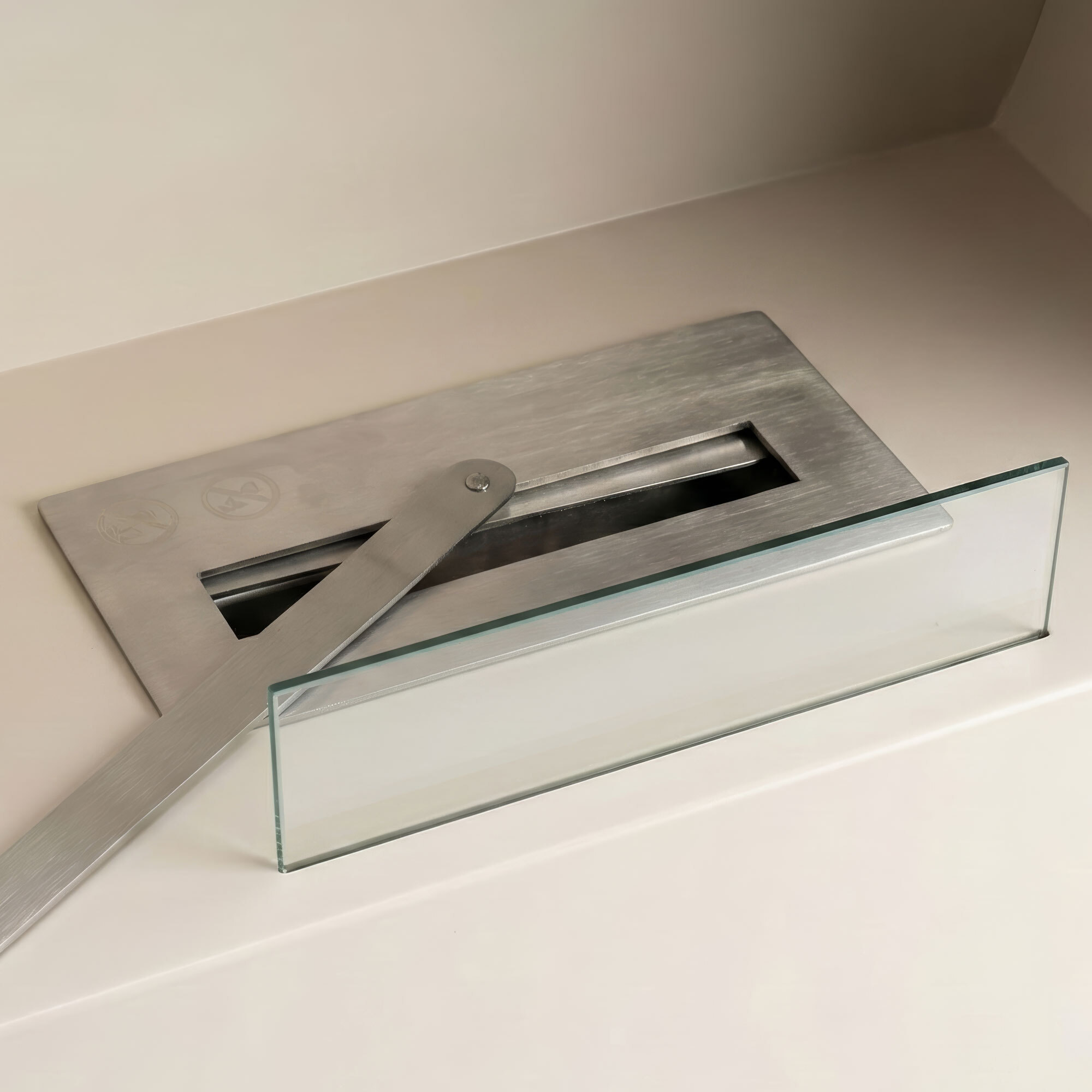 Venere - Camino a Bioetanolo da Pavimento 60x72x30 cm con Bruciatore 1 Litro e Piedi in Legno di Pino Tortora