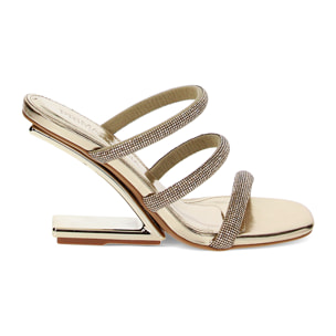 Sandalias con tacón dorado en laminado con piedras