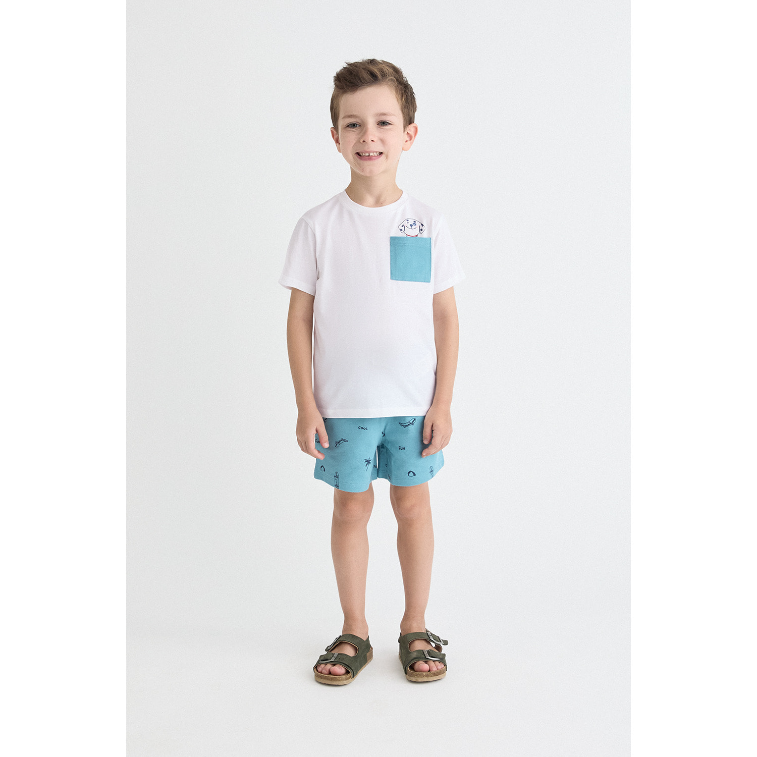 Conjunto de camiseta con bolsillo y dibujo de perrito y shorts con estampado playero tropical | Color: Turquesa | Street Monkey