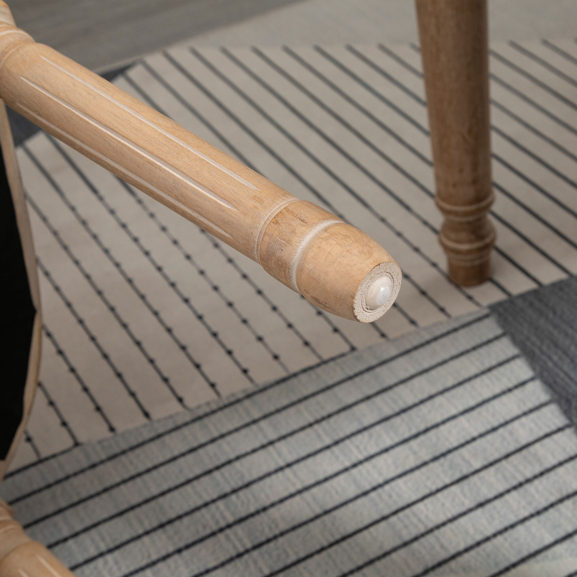 Lot de 2 chaises médaillon – Style Louis XVI – Dossier cannage