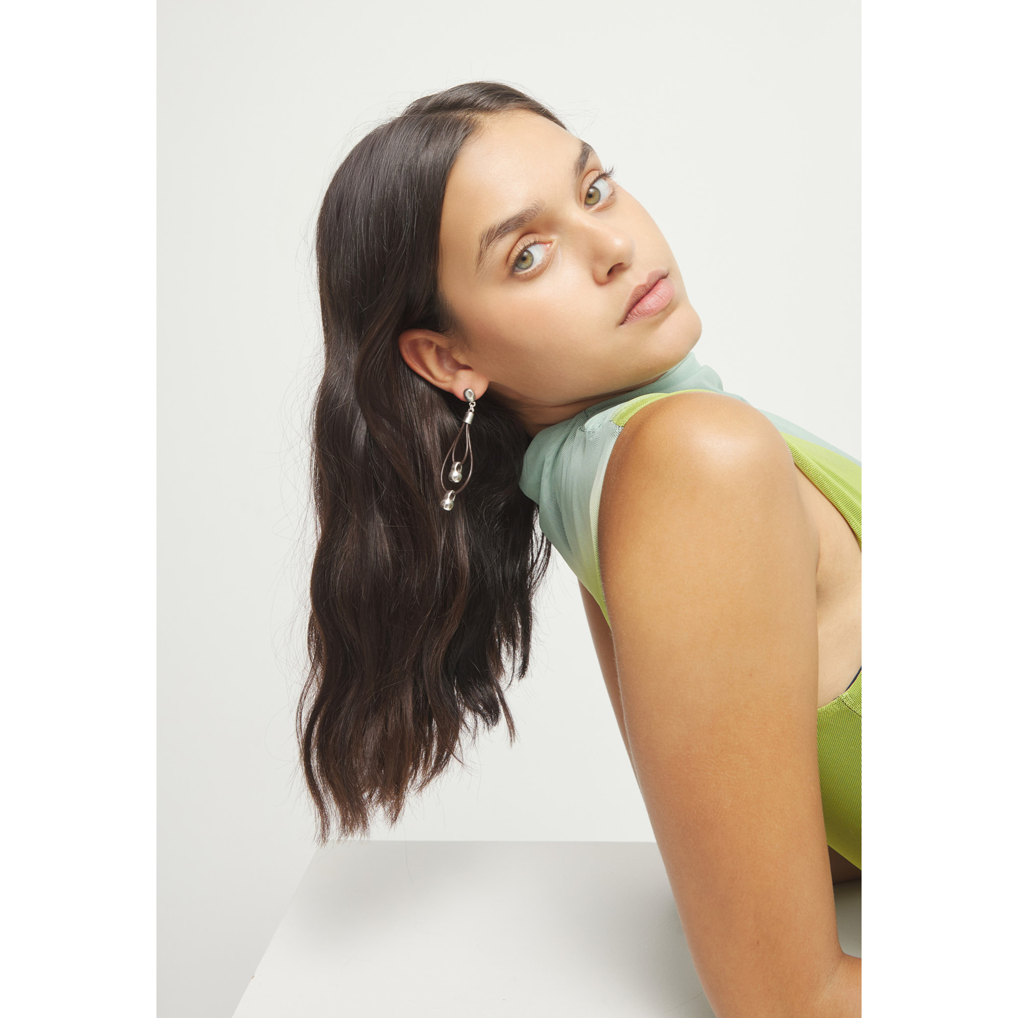 Pendiente GRAVEDAD PLATEADO U