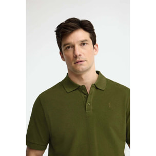 Polo verde musgo teñido en prenda con logo bordado Rigby Go