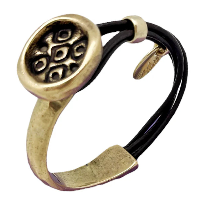 Pulsera media rá­gida en botón grabado y cuero marrón con metal dorado