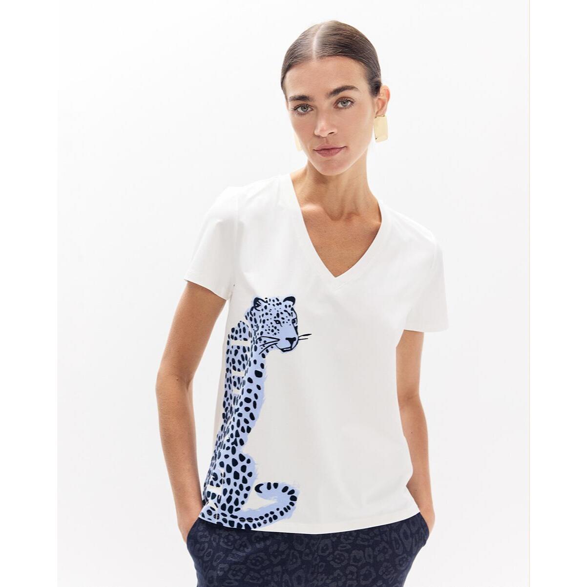 T-shirt con scollo a V, spacchi laterali e grafica laterale: leopardo "be wild"