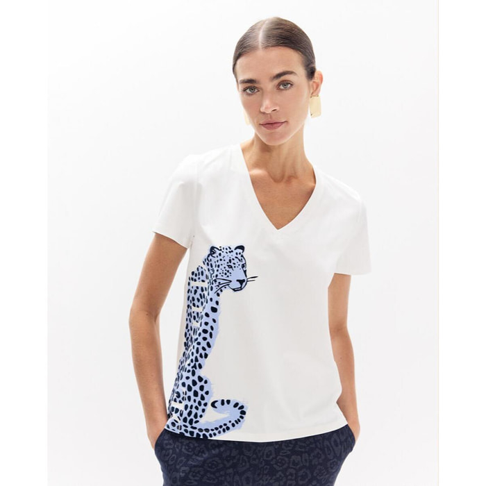 T-shirt con scollo a V, spacchi laterali e grafica laterale: leopardo "be wild"