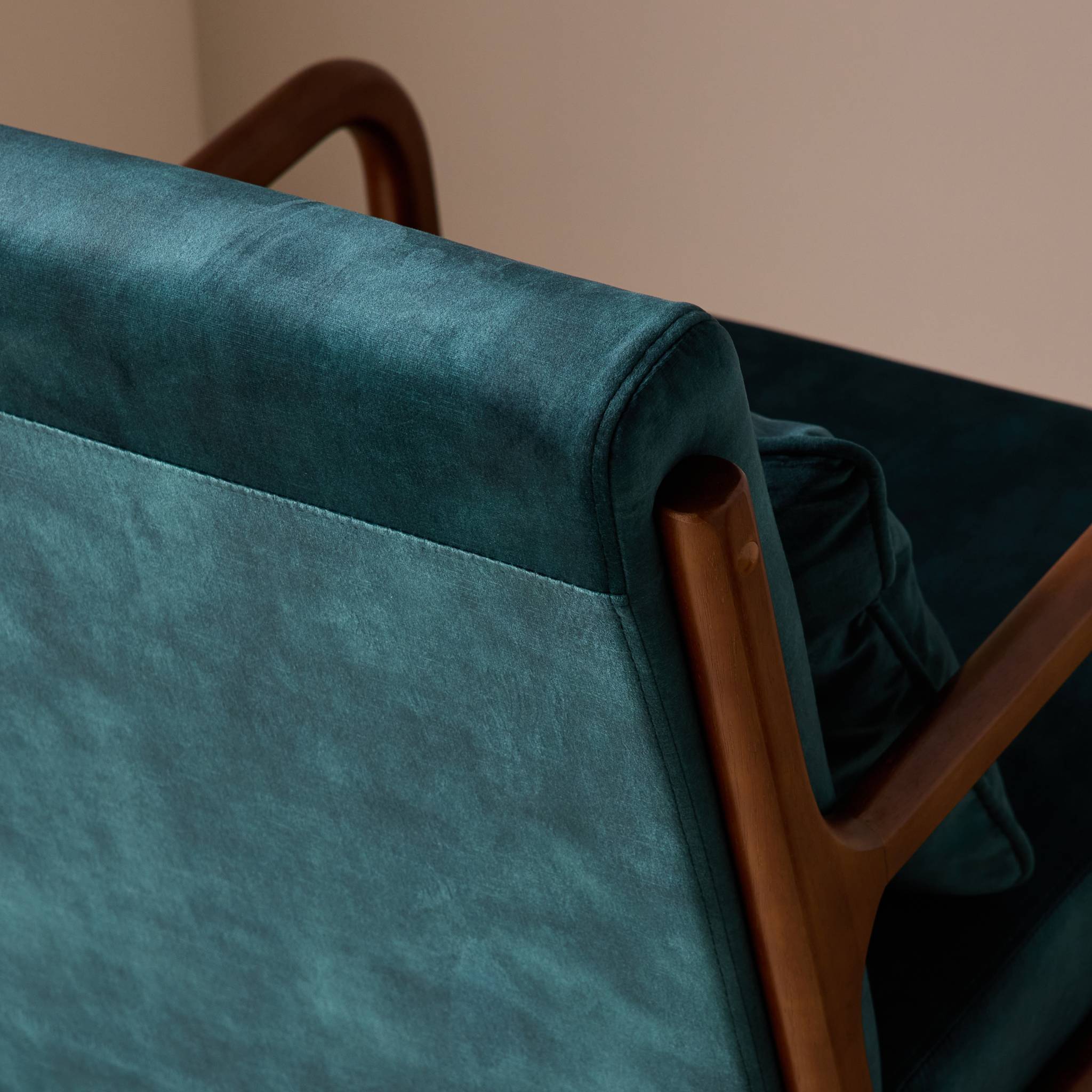 Fauteuil scandinave bois d'hévéa teinté noyer clair et velours LORENS