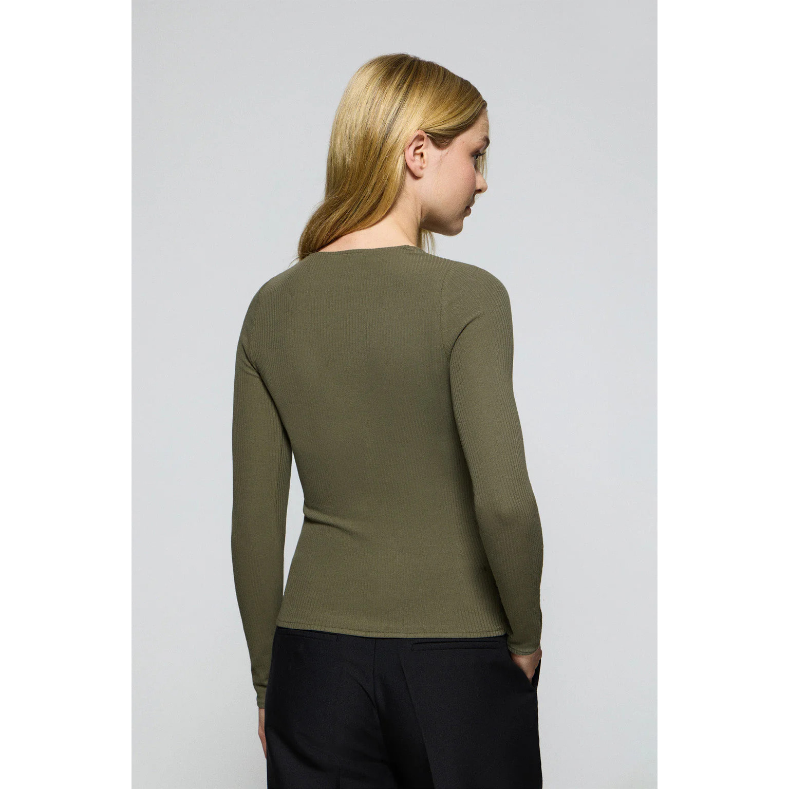 Maglietta verde militare Penelope con particolare di bottone madreperla Polo Club