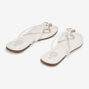 Sandalias de dedo beige planas con adorno metálico