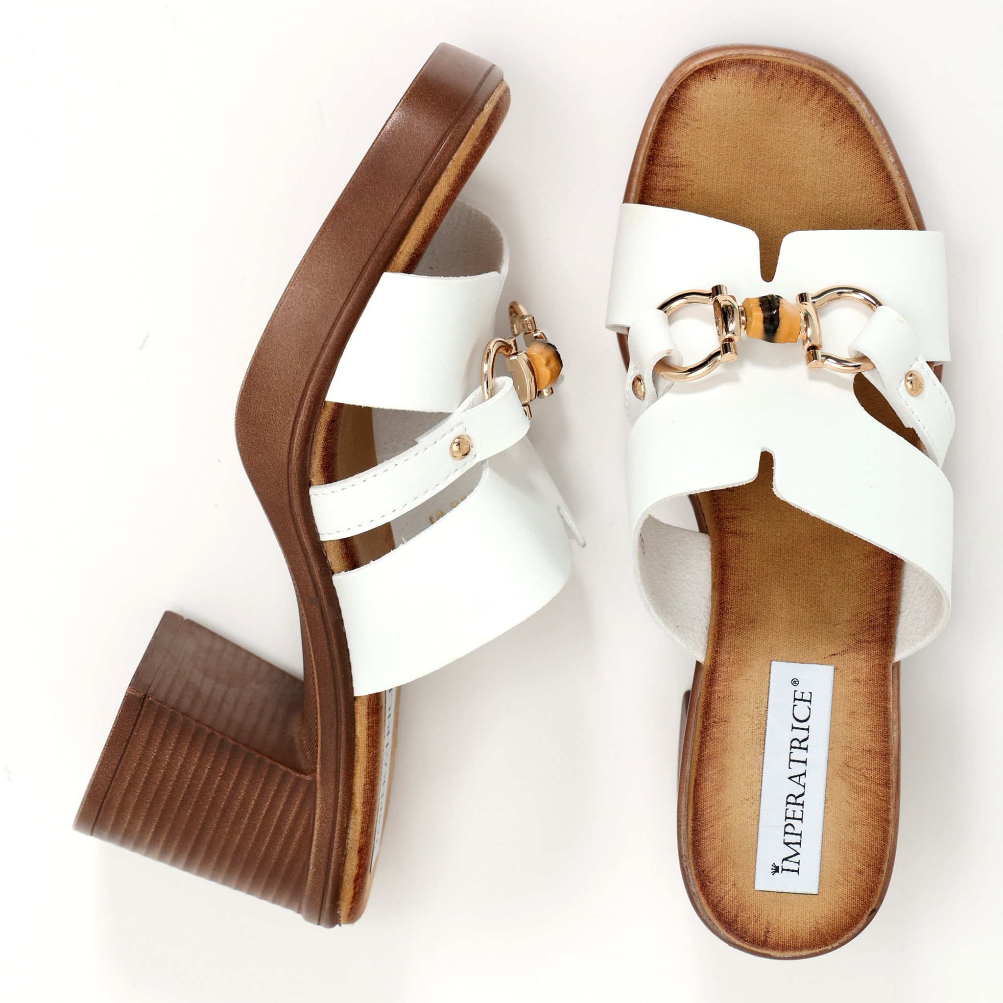 Sandali in simil pelle con tacco comodo quadrato ed applicazione color oro