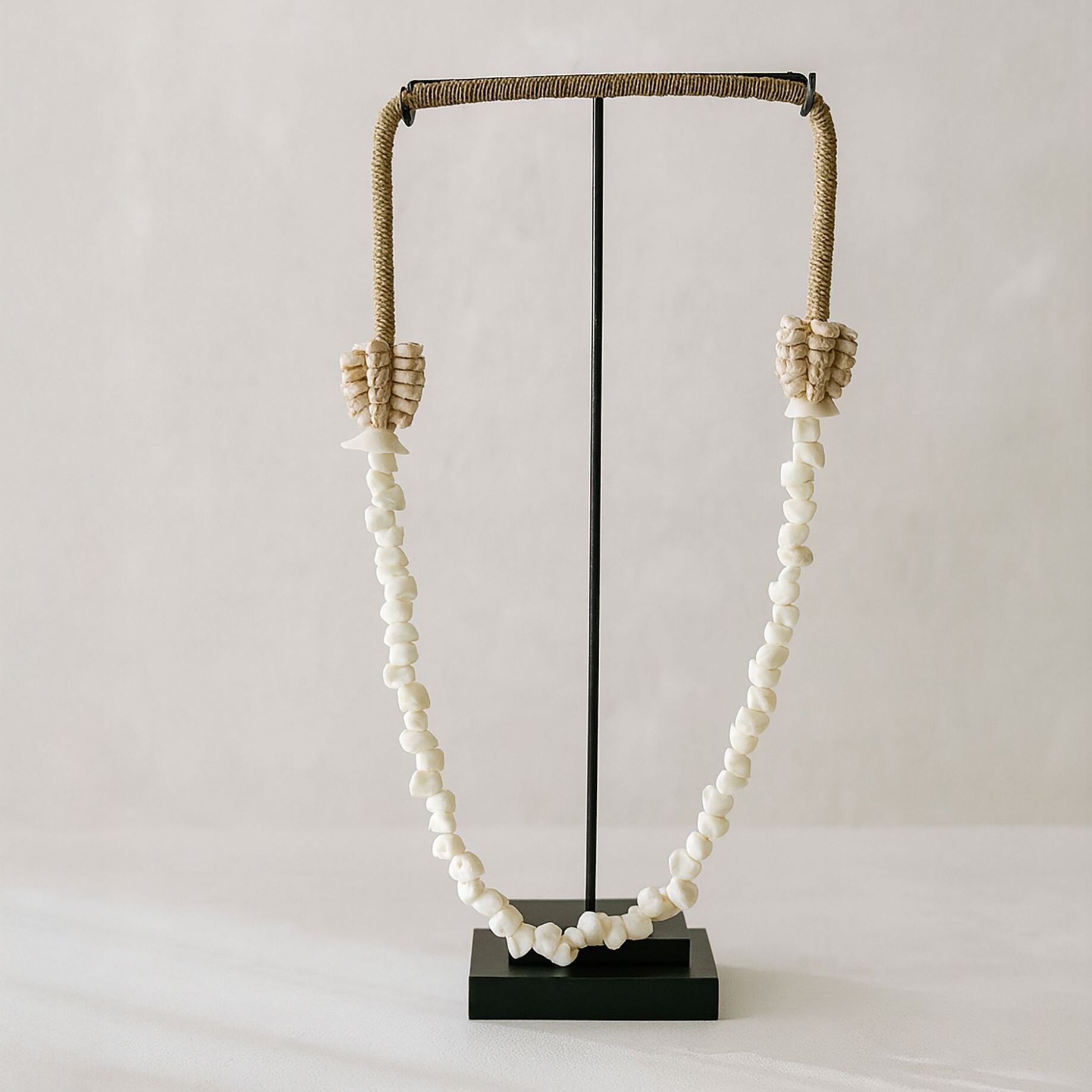 Collier en coquillages avec socle en métal  DAO