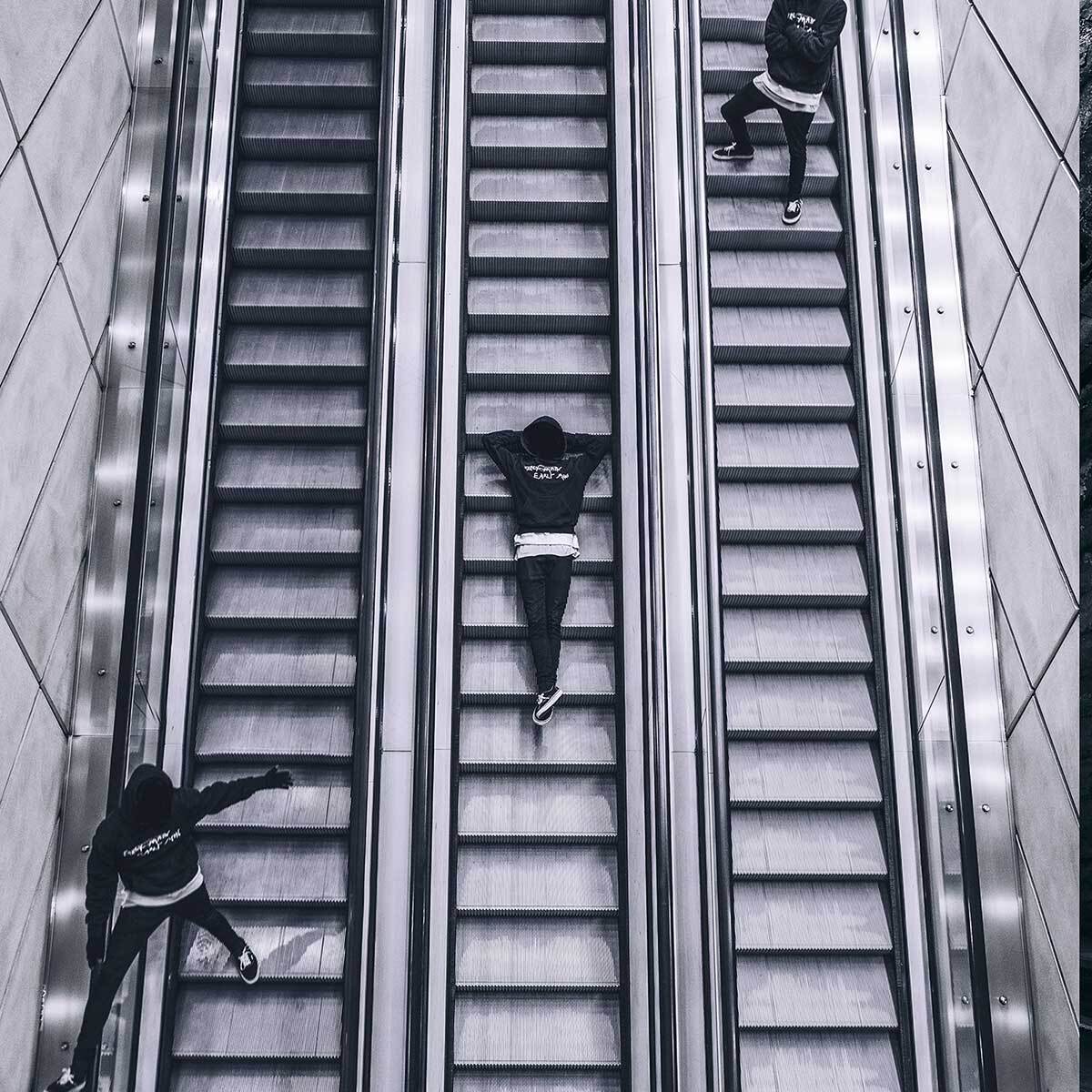 Affiche noir et blanc clic clac escalators Affiche + cadre en bois - Chêne