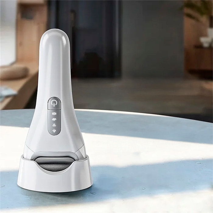 Lima elettrica per calli e duroni ai piedi. 4 intensità e batteria ricaricabile. Con base di supporto.