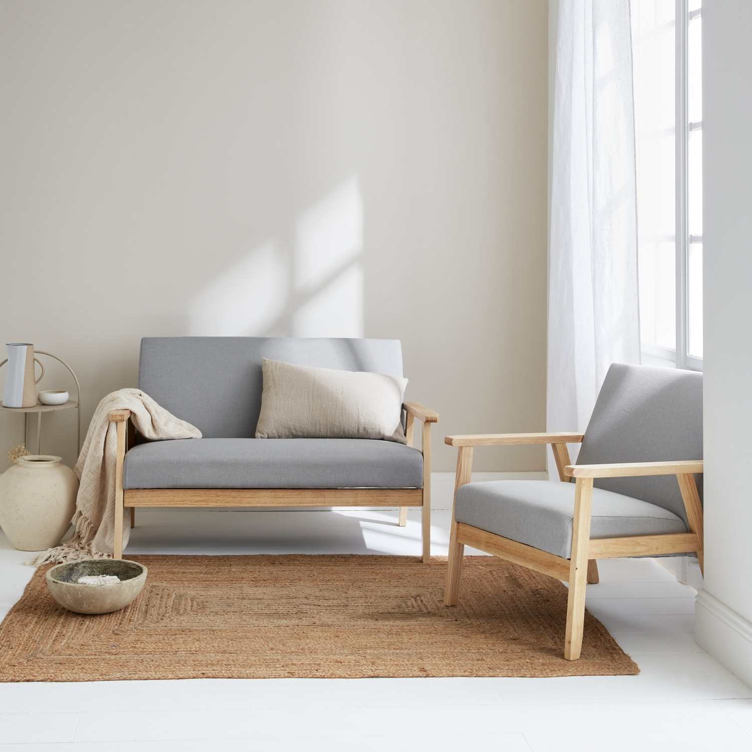 Banquette et fauteuil en bois et tissu gris clair. Isak. L 114 x l 69.5 x H 73cm