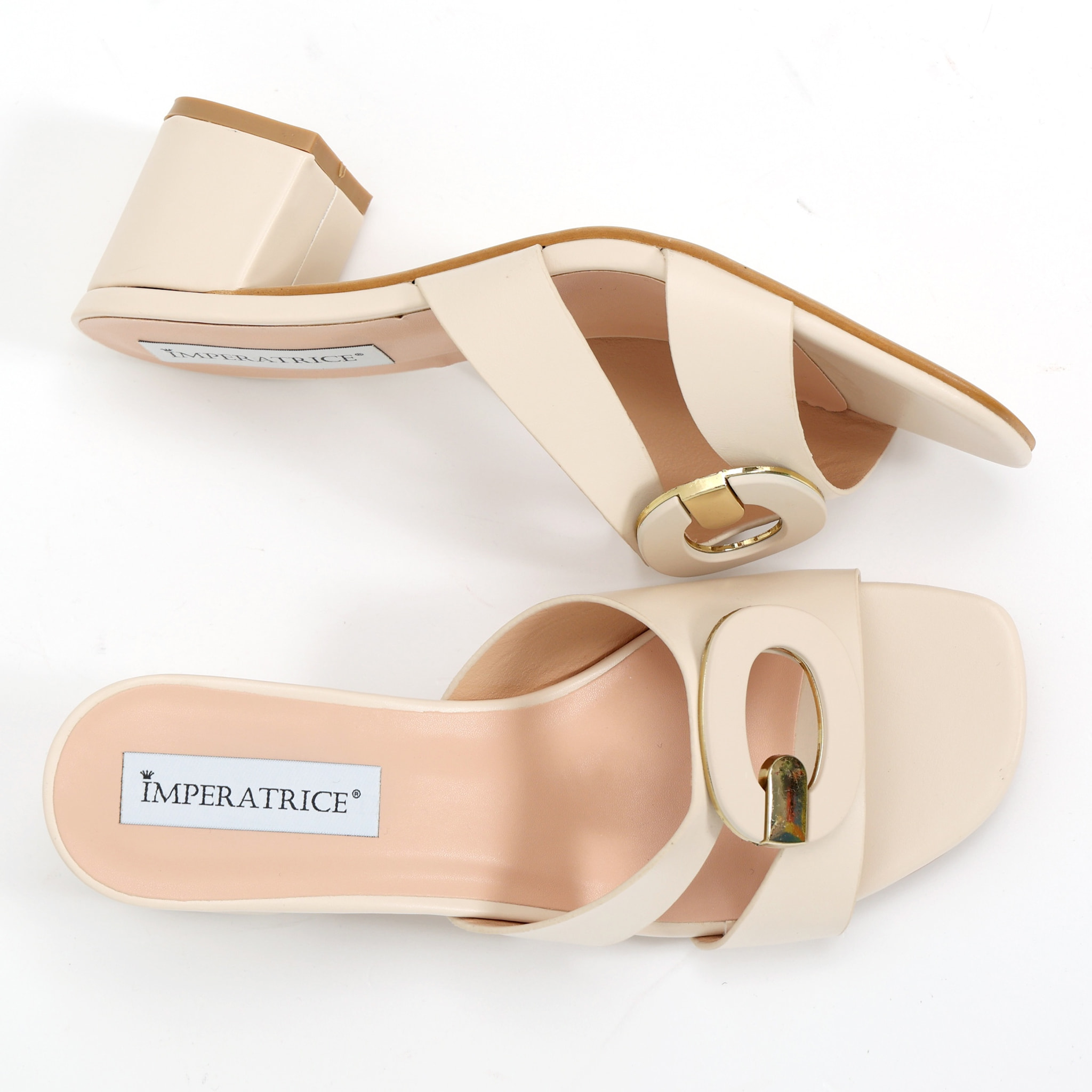 Sandali in simil pelle con tacco comodo ed applicazione sulla fascia