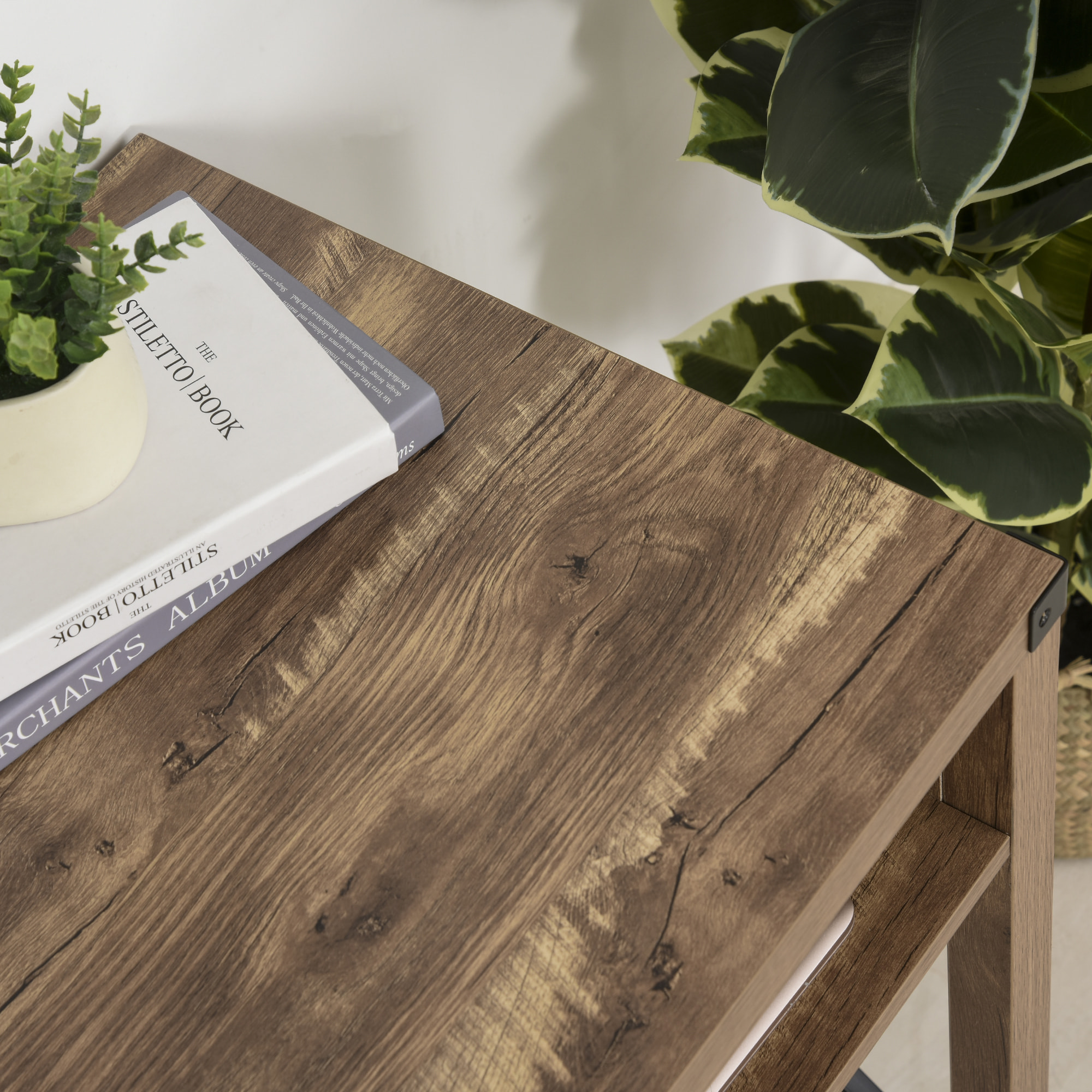 Bureau design industriel grand plateau 2 niches métal noir panneaux particules imitation bois veinage marron