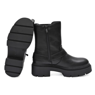 Stivaletto in simil pelle con fascia elastica e cinturini