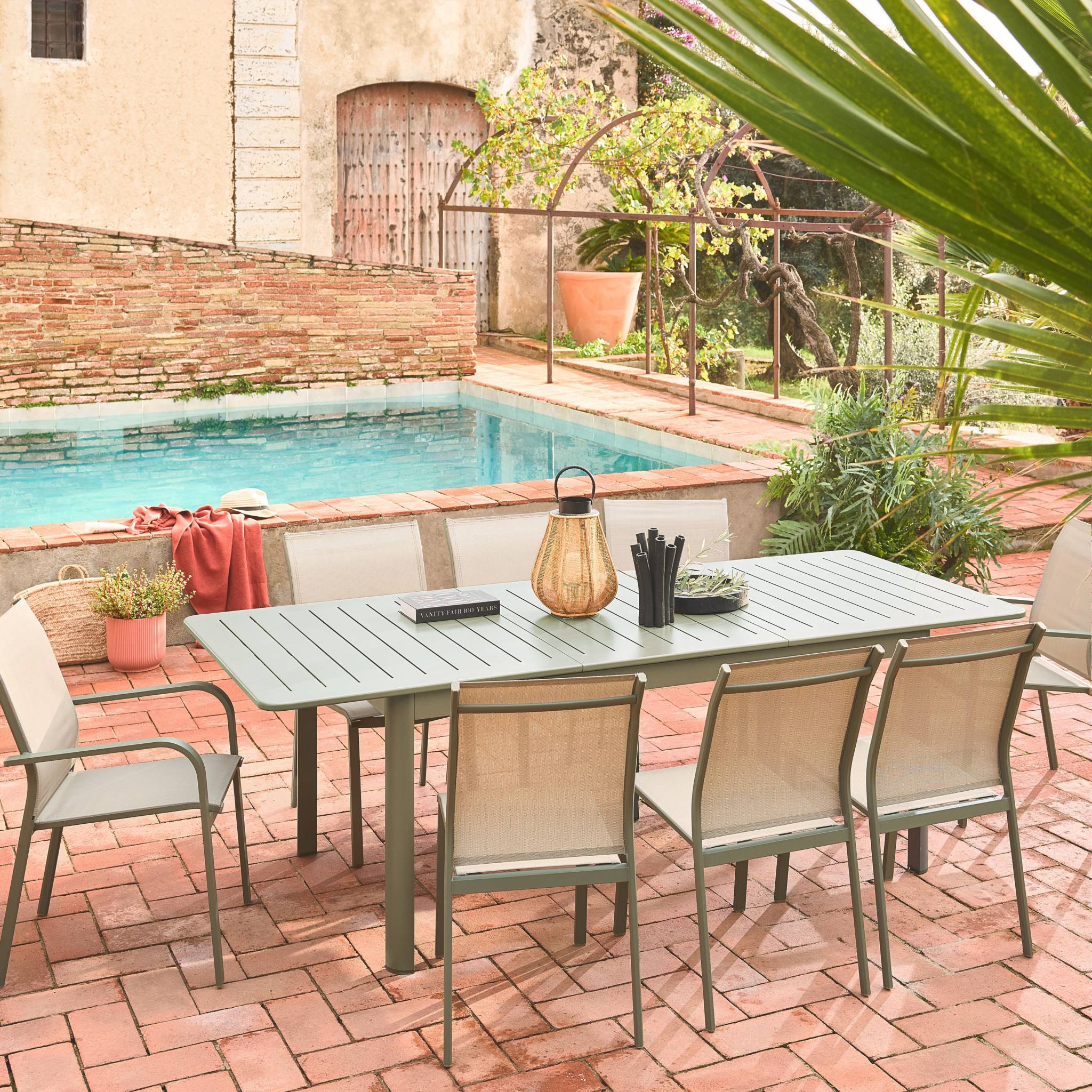 Lot de 2 chaises de jardin CLEVELAND empilables aluminium et textilene kaki. 64.5 x 45.5 x 89.5 cm