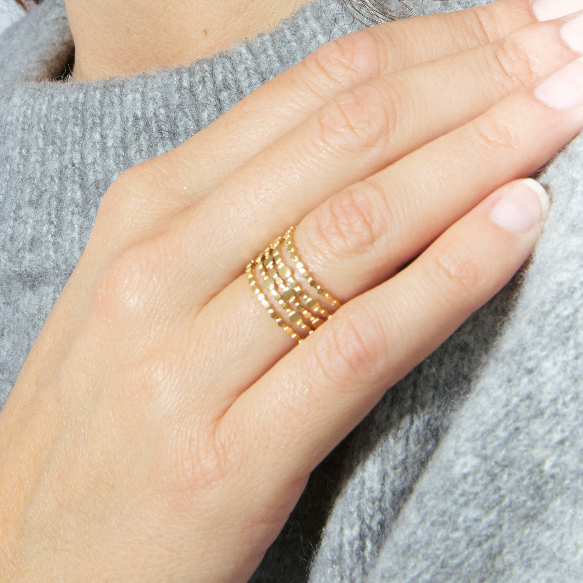 Anillo acabado en oro amarillo de 18K