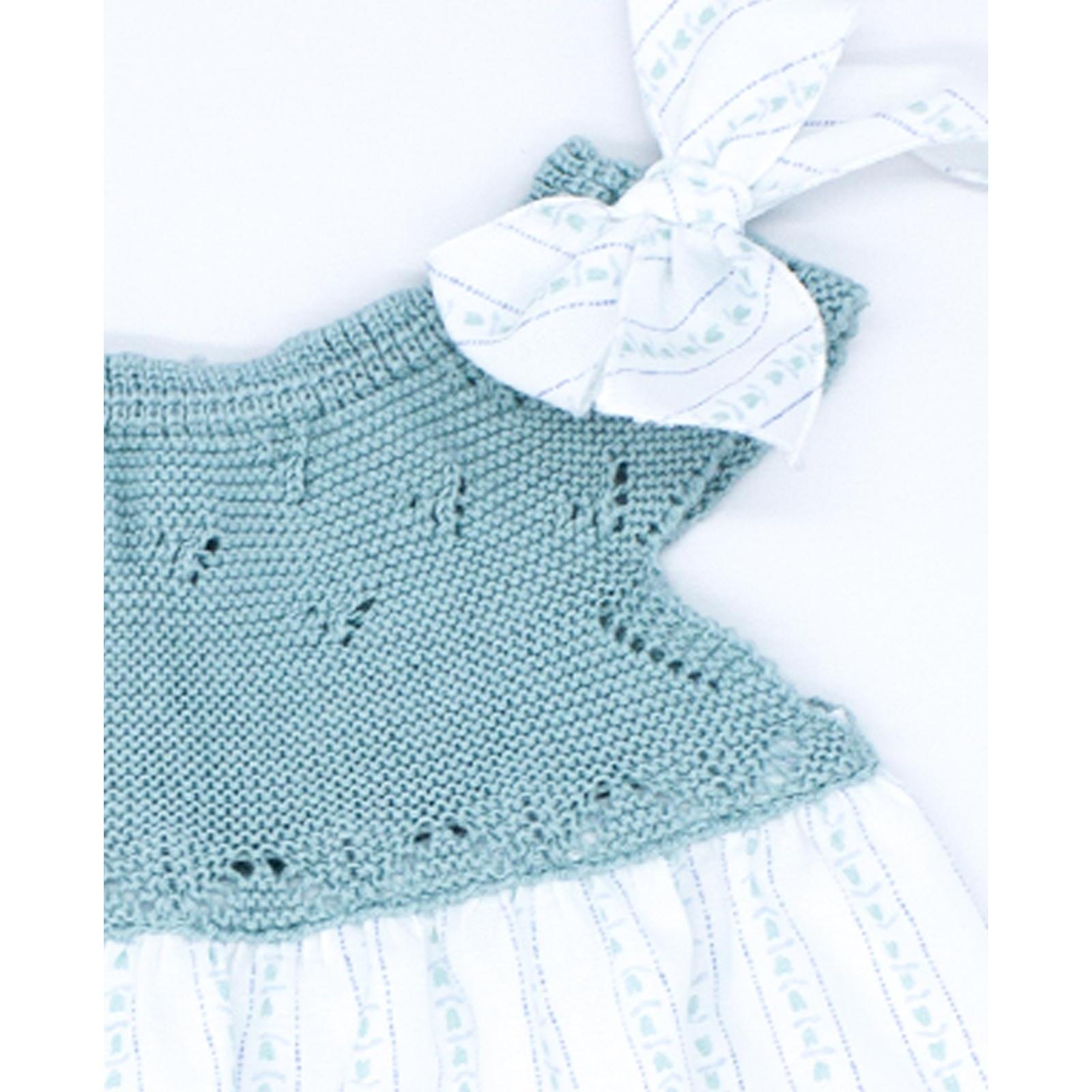 Vestido corto estampado flores y rayas, con cuerpo de punto verde y lazos en el hombro.