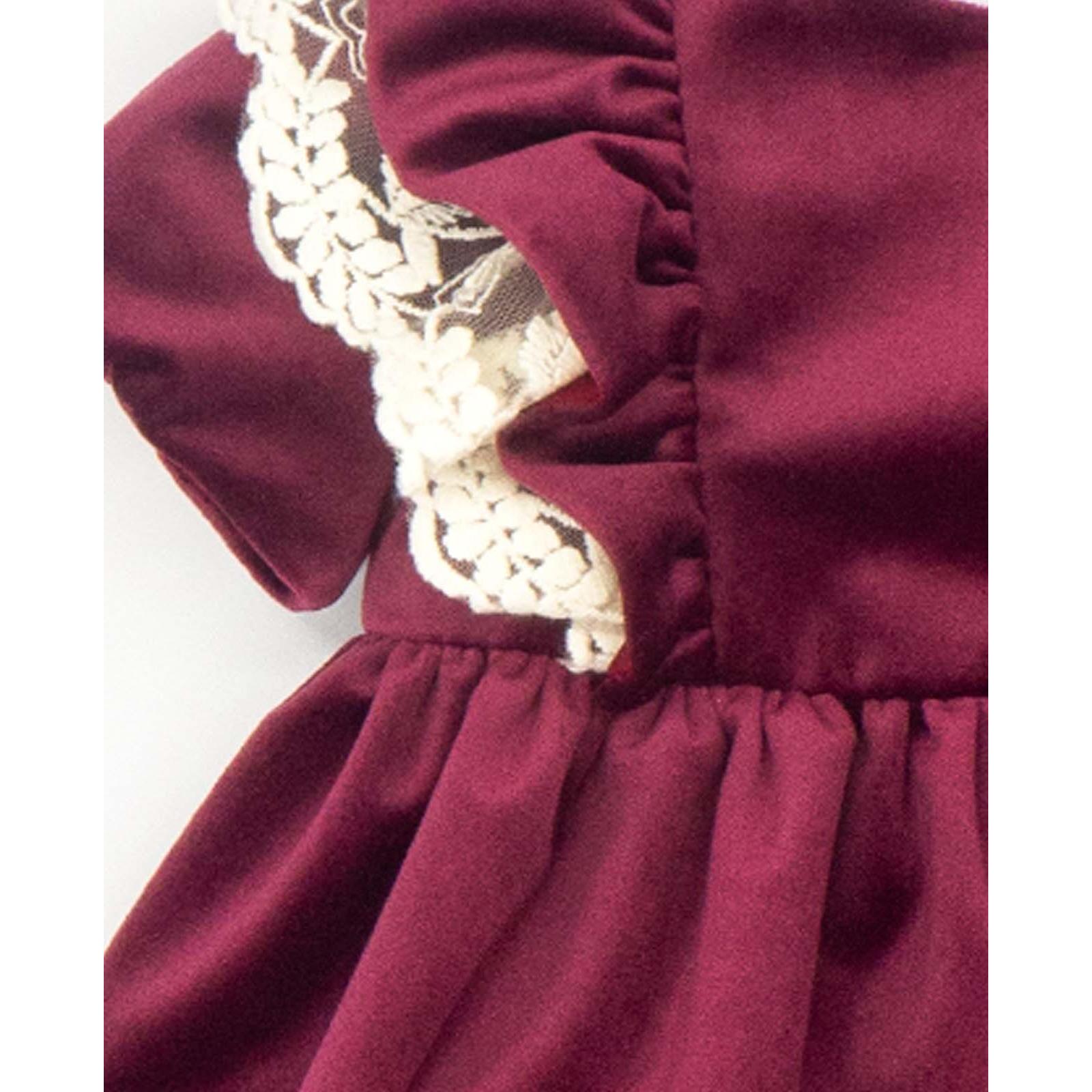 Vestido con manga farol y puntilla en hombros de terciopelo granate