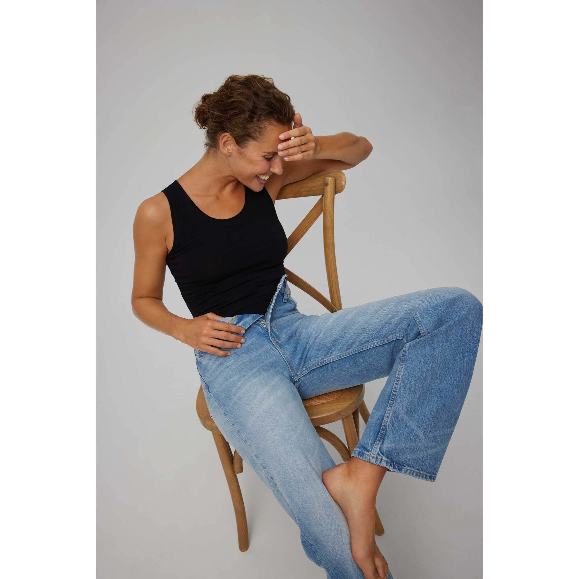 Maglietta nera in cotone con spalline larghe