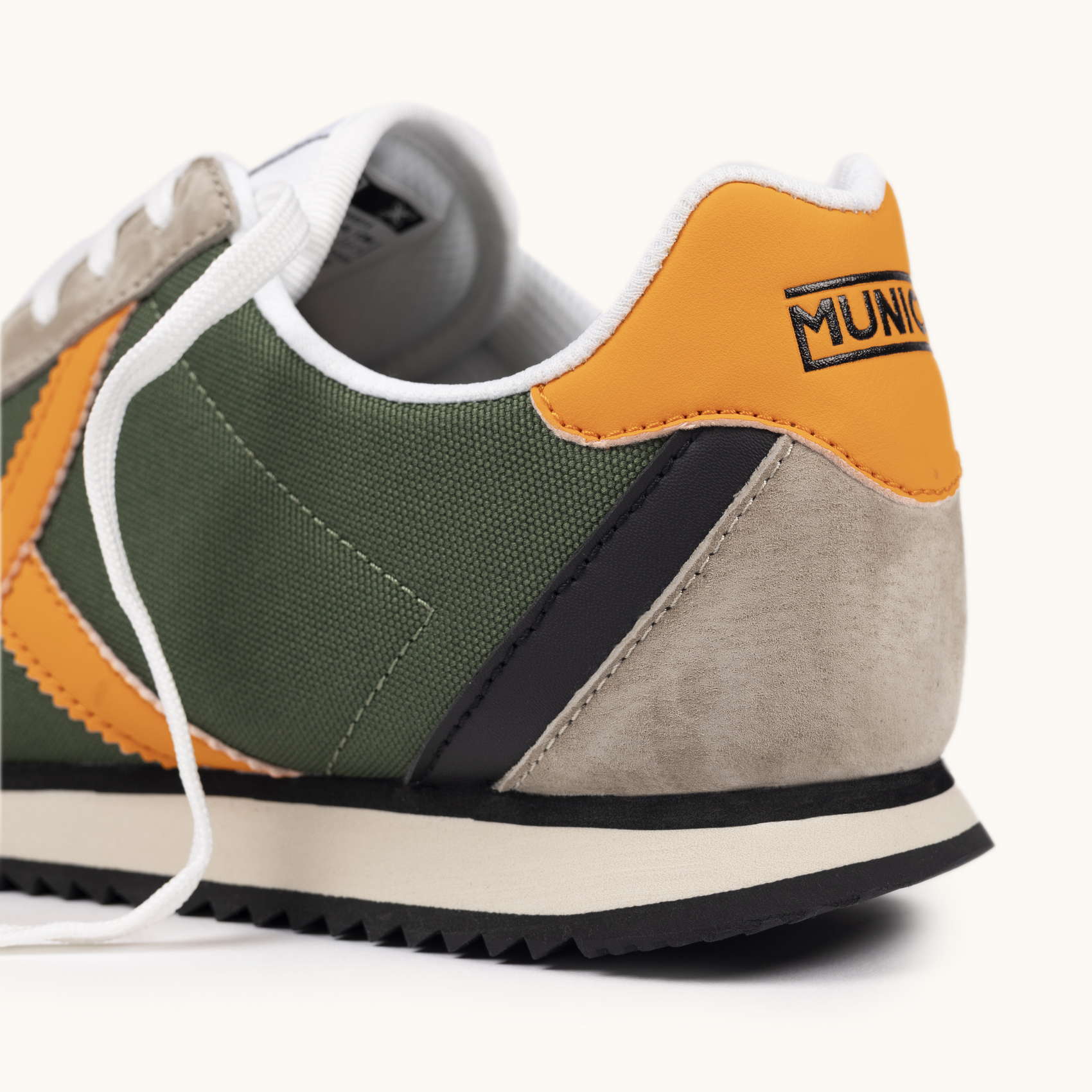 Zapatilla de Perfil Bajo e Inspiración Retro años 70 en Gris y Negro MUNICH RIBER 14