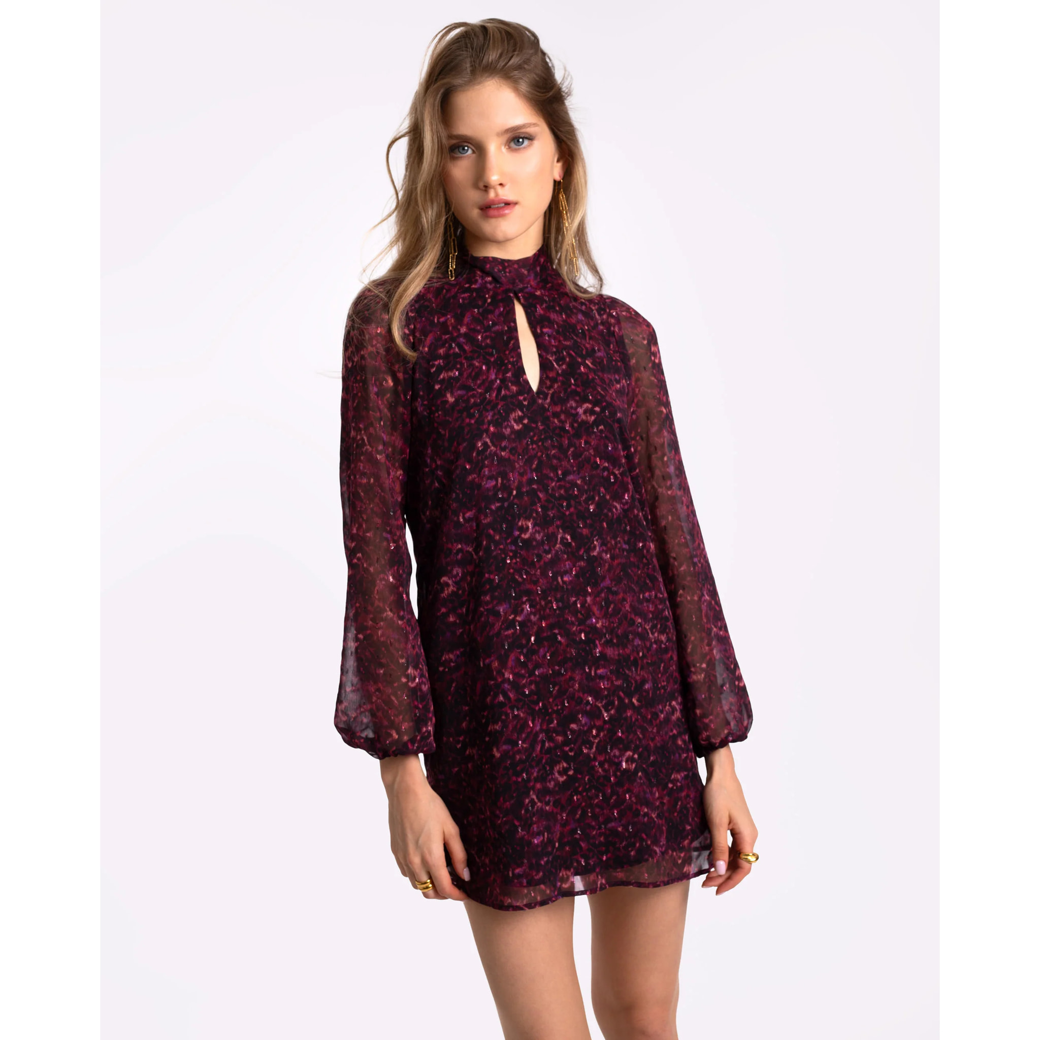 Vestido corto con lazada al cuello