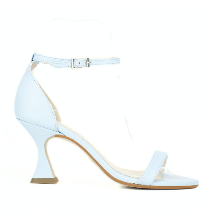 Sandalia con anilla al tobillo. Tacón de 7 cm