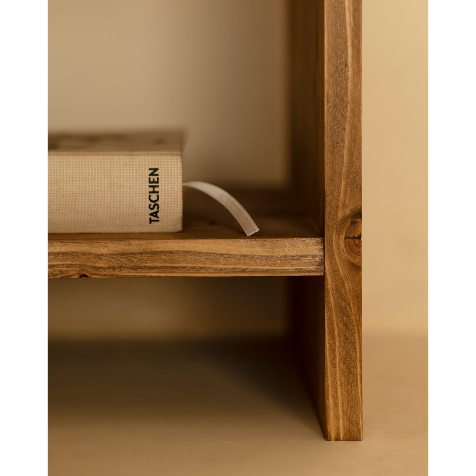Pack de 2 tables de chevet en bois massif avec un tiroir ton chêne foncé en différentes tailles