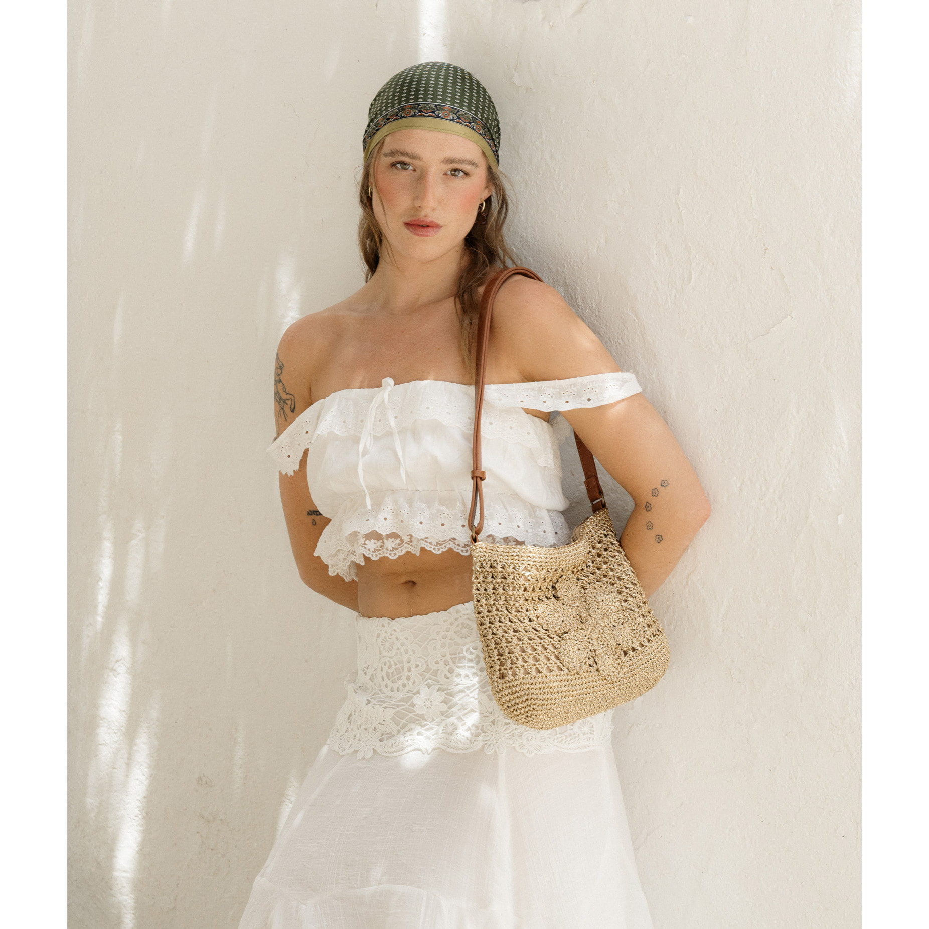Bolso bandolera dorado en rafia con flor