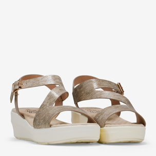 Sandalias de cuña doradas con hebilla