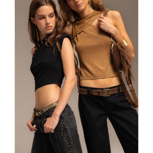 Top crop asimétrico con tachuelas decorativas de mujer