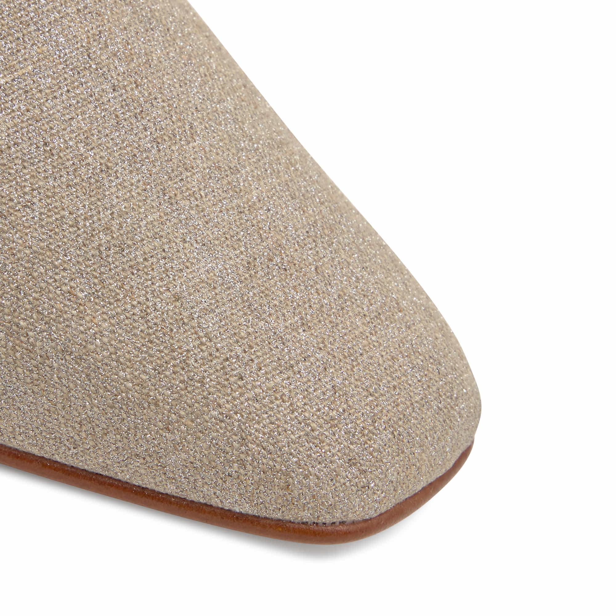 Alpargata plana Gilda en lino metalizado con cierre de lazo