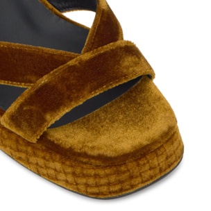 Sandalia de tacón Vero en terciopelo con cierre de hebilla