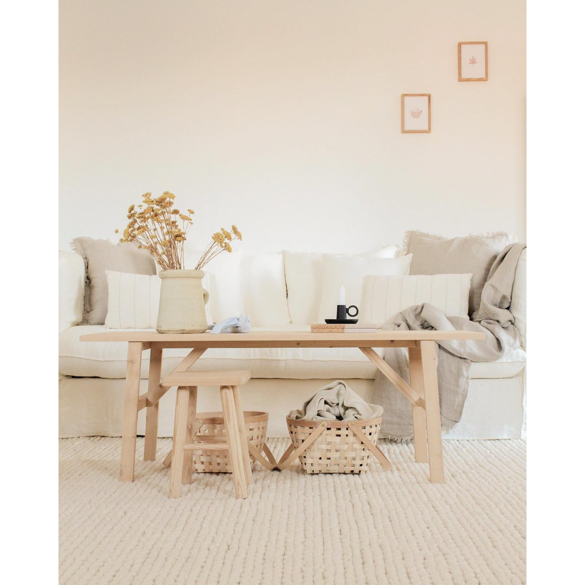 Table basse en bois massif finition naturelle Hauteur: 45 Longueur: 120 Largeur: 50
