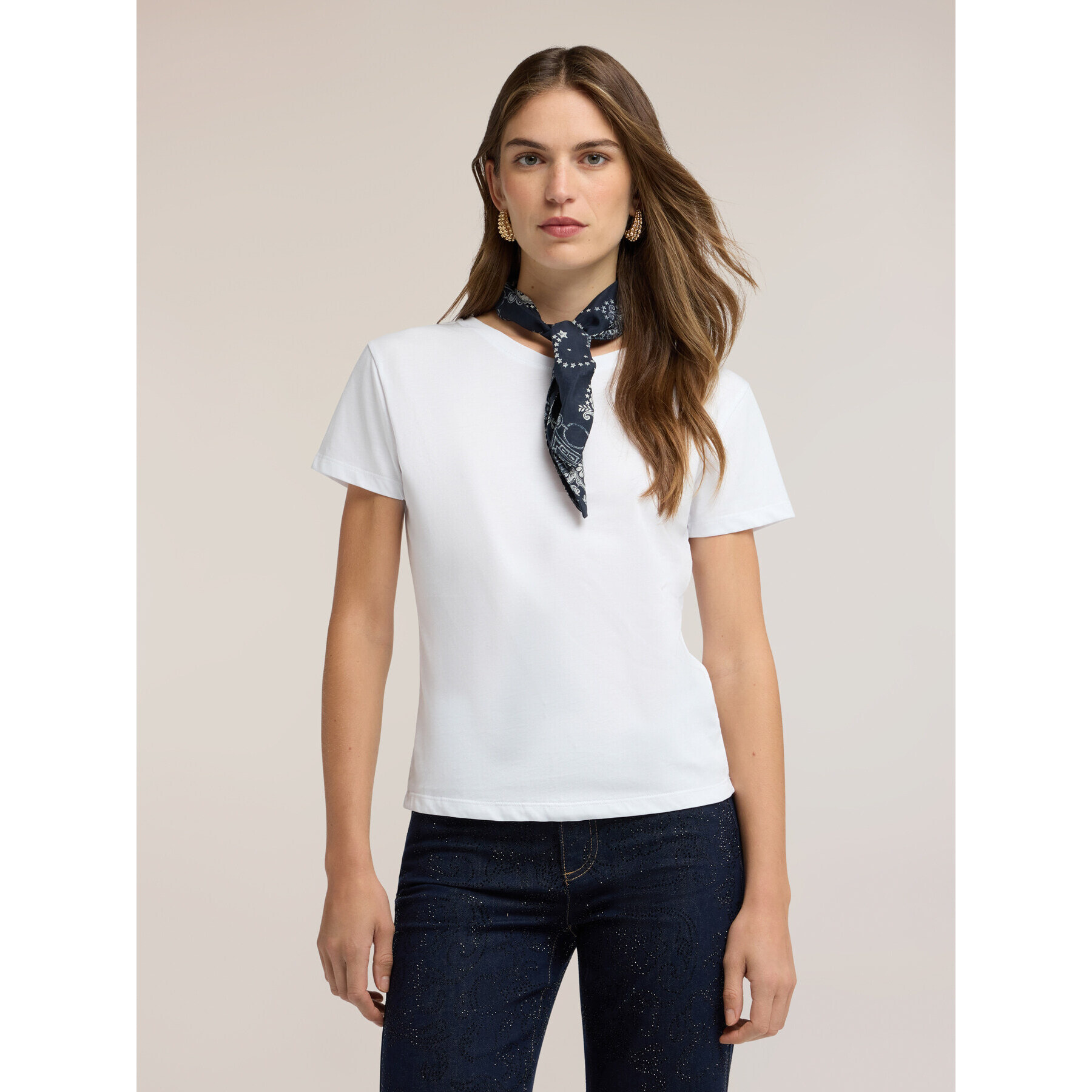 Motivi - T-shirt con foulard paisley al collo - Bianco