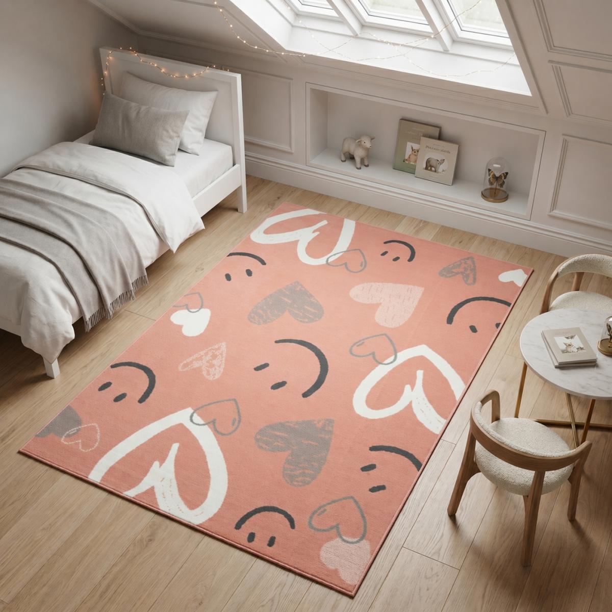 Tapis enfant motif cœurs et smileys, design ludique et joyeux