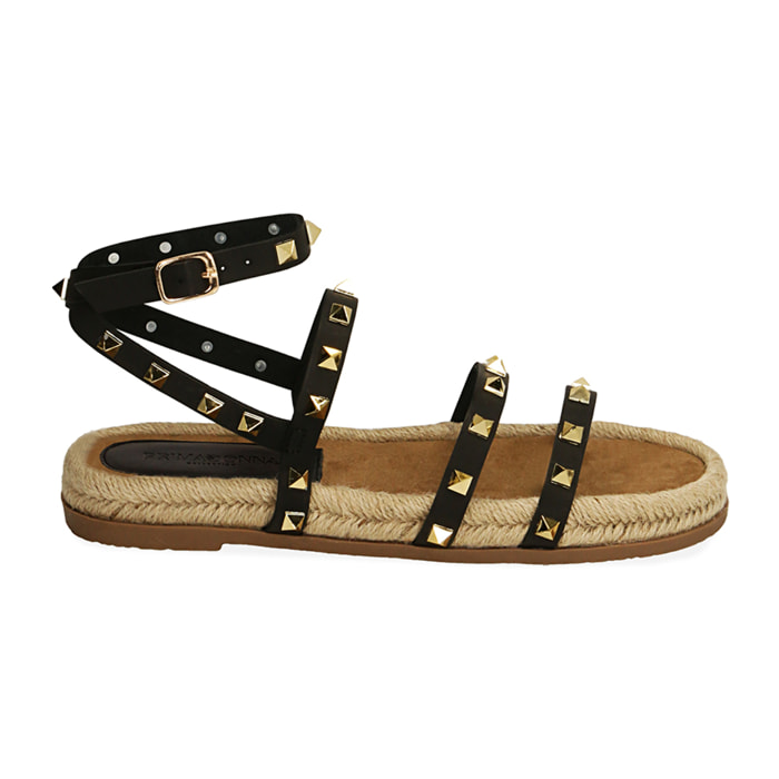Sandalias con tachuelas negras y suela de rafia