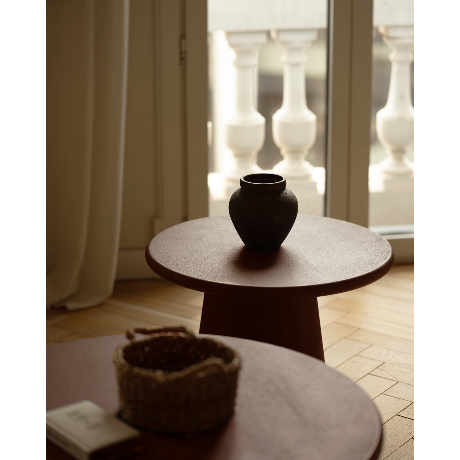 Mesa de centro redonda de microcemento en tono marrón en varias medidas