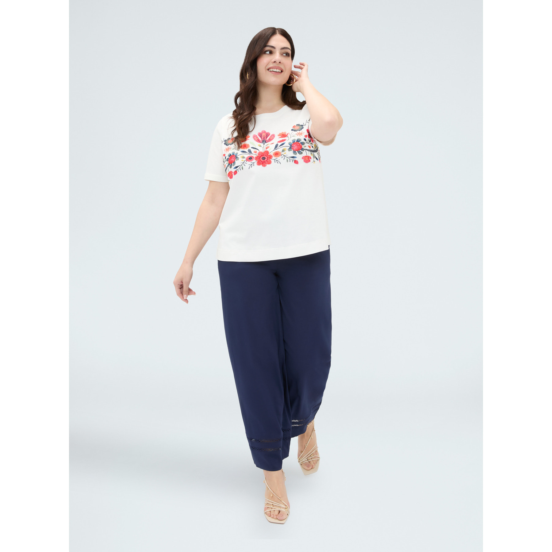 Fiorella Rubino - T-shirt in cotone con ricamo floreale - Bianco