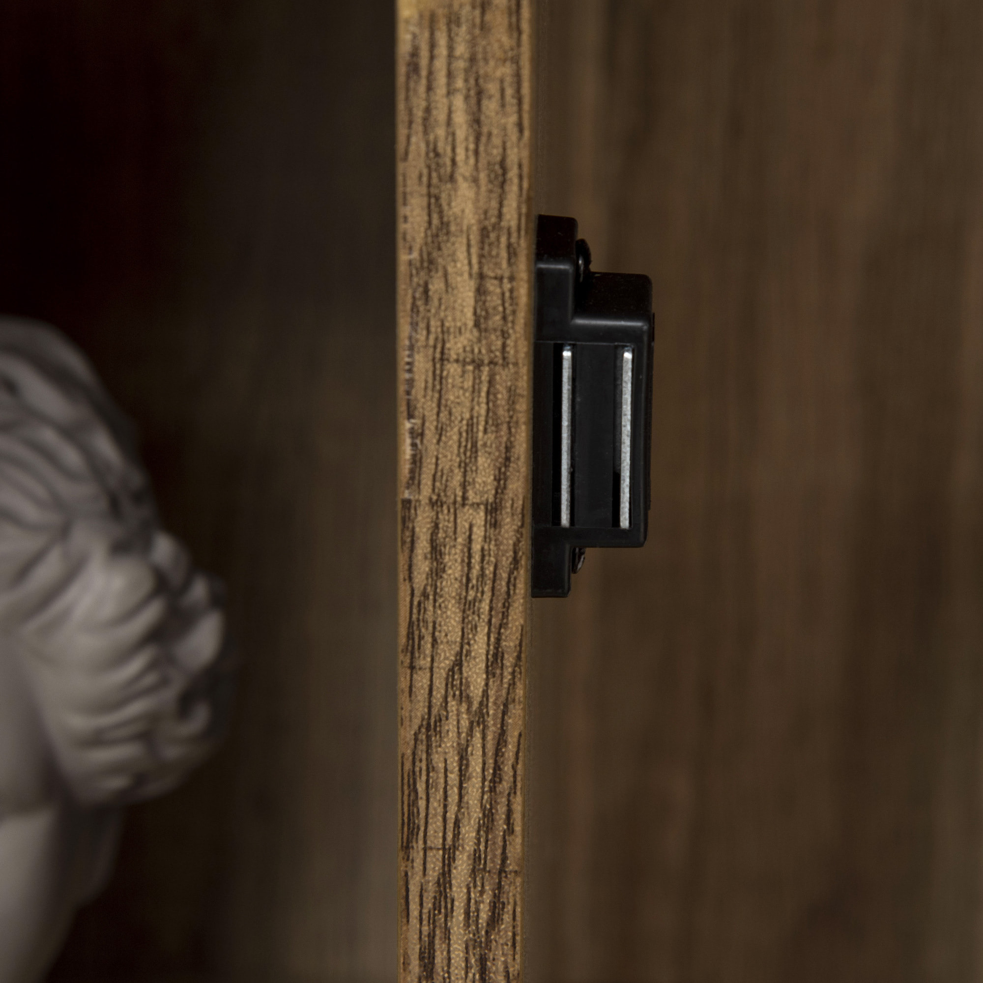 Bibliothèque design industriel - meuble de rangement 3 niches 3 casiers - panneaux particules aspect bois veinage portes métal noir